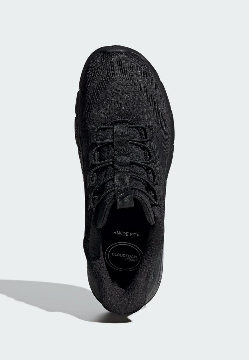 Chaussure de sport noire avec une tige en maille respirante, un design texturé, des lacets élastiques et une coupe large. Dispose d'un amorti Cloudfoam à l'intérieur.