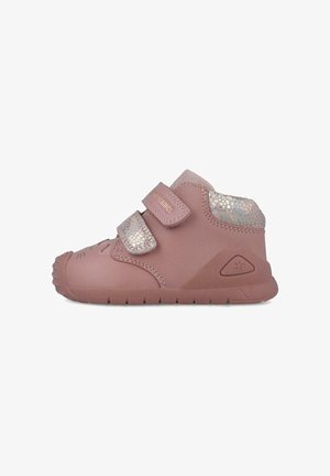 Botas para niños pequeñas de cuero rosa suave con dos correas ajustables de velcro, acentos metálicos texturizados y suela de goma. Presenta un diseño de punta redondeada.