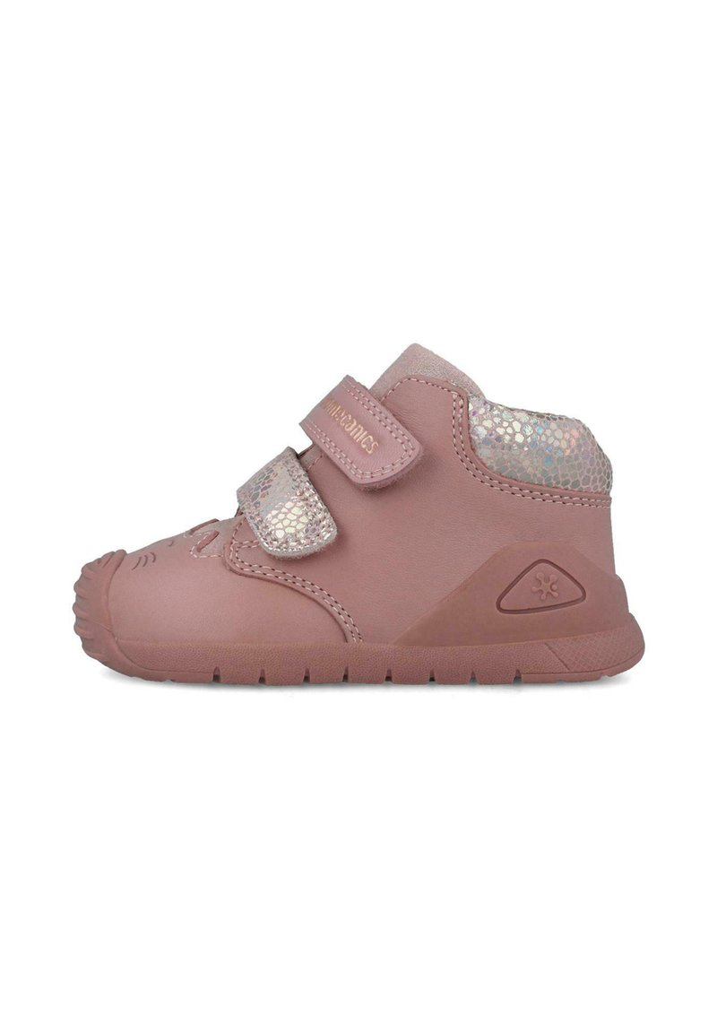Botas para niños pequeñas de cuero rosa suave con dos correas ajustables de velcro, acentos metálicos texturizados y suela de goma. Presenta un diseño de punta redondeada.