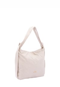 Borsa a spalla sintetica beige con una texture liscia, una singola tracolla e un logo sottile dorato. Presenta un design morbido e rilassato.