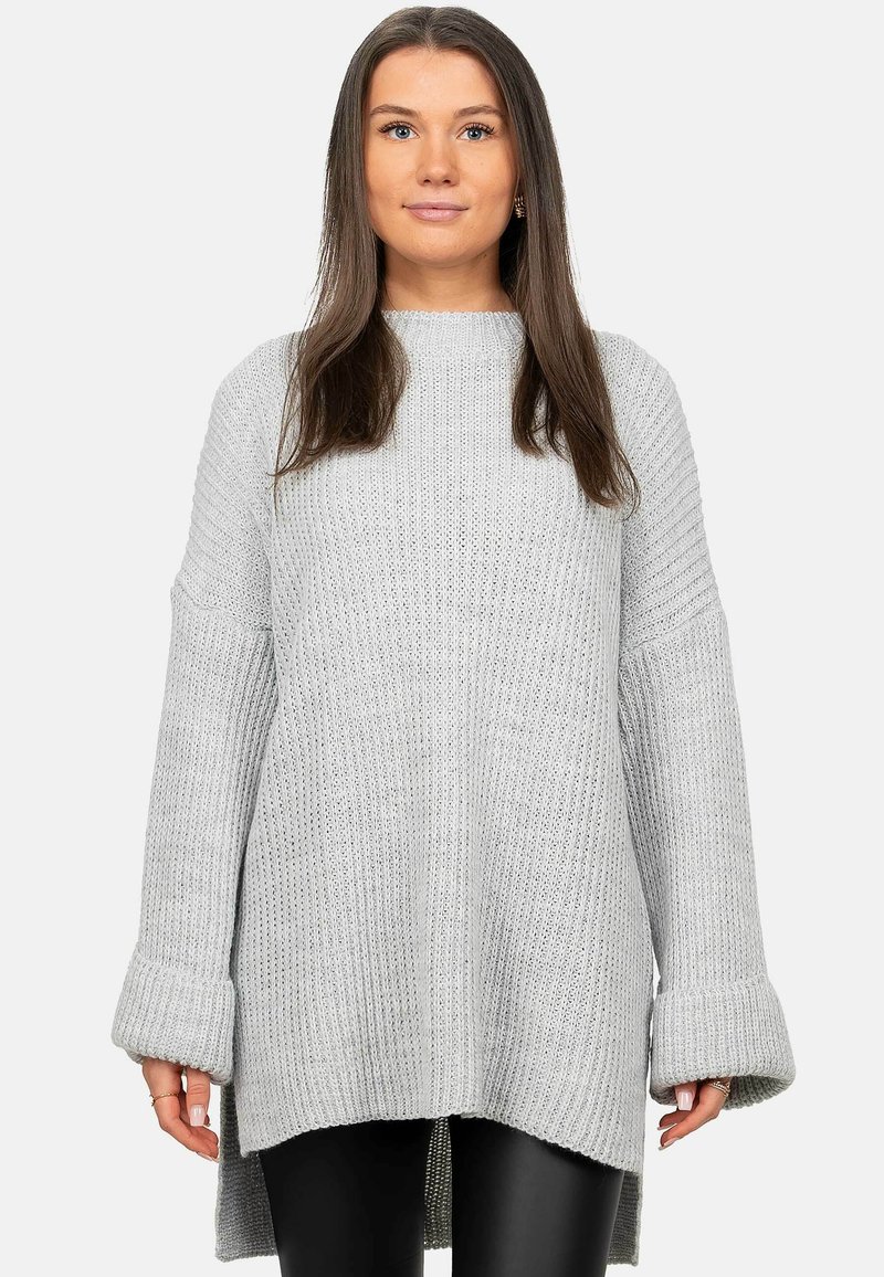 Maglione lavorato a maglia grigio chiaro con una vestibilità ampia, maniche larghe e texture a costine. Collo alto e spacchi laterali all'orlo per facilitare i movimenti.