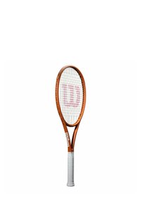 Racchetta da tennis con un telaio arancione, impugnatura bianca e un pattern di corde a rete. Presenta un logo "W" rosso prominente sulle corde.