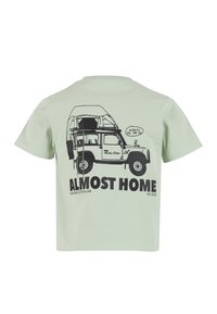 Světlé zelené bavlněné tričko s černou grafikou vozidla a nápisem "ALMOST HOME" na zádech, krátké rukávy a volný střih.