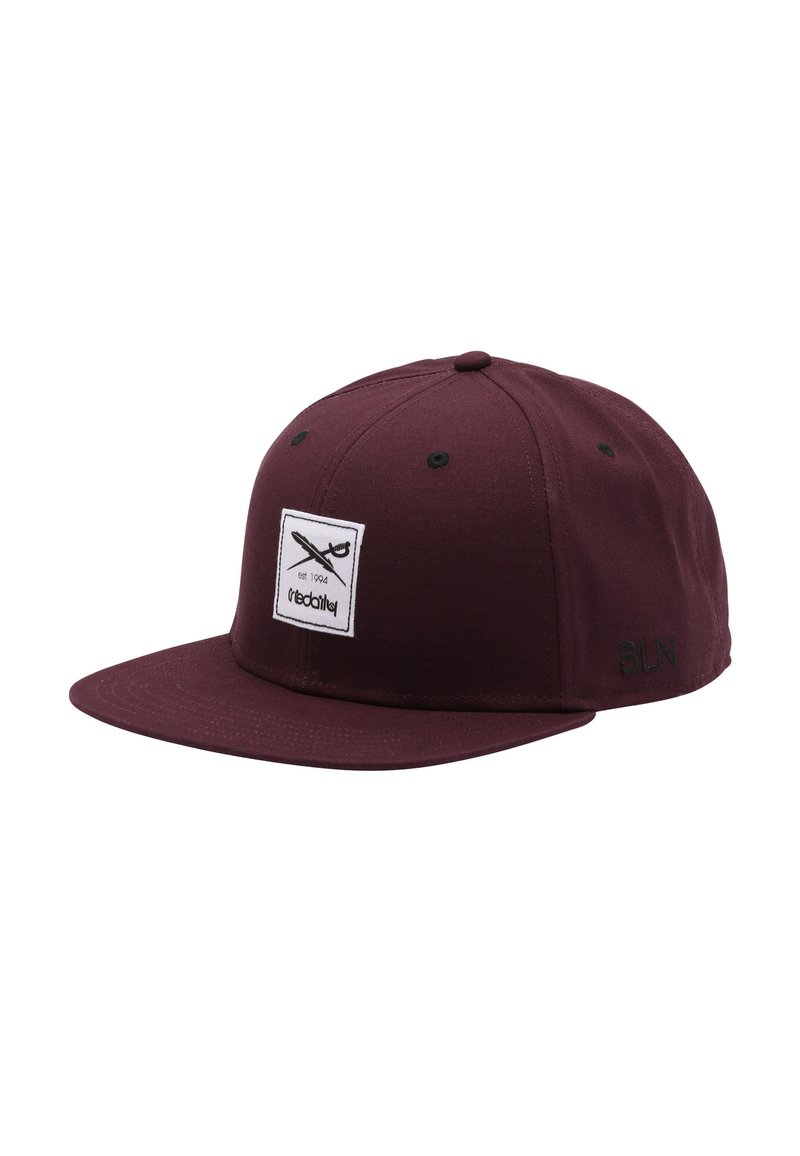 Maronenfarbige Flachkappe aus Stoff, mit einem quadratischen weißen Patch, der ein Design und Text zeigt. An der Seite ist "BLN" in Schwarz gestickt.