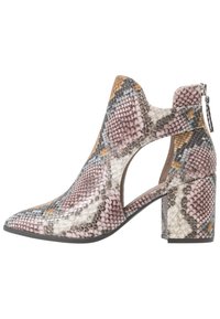 Botín hasta el tobillo impreso en piel de pitón con diseño de recortes, que cuenta con tacón ancho, punta puntiaguda y cierre de cremallera en la parte trasera. Colores incluyen gris, rosa y marrón.