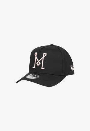 Schwarze Baseballmütze mit einem pinkfarbenen gestickten Buchstaben "M" auf der Vorderseite, verstellbarem Riemen und einem gebogenen Schirm. Strukturierte Stoffoberfläche.