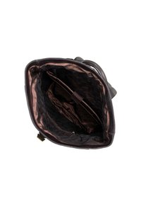 Hnědá kožená kabelka s hladkým povrchem. Interiér má tmavý saténový podšívku s kapsou na zip a vzorem loga. Prostorný design.