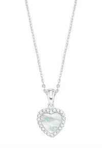 Collar de plata con un colgante en forma de corazón con un incrustación iridiscente, rodeado por un halo de piedras transparentes, sobre una cadena delicada.