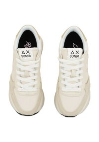 Beige Sneakers mit einer strukturierten Oberseite, weißen Schnürsenkeln und Logo-Details. Gepolsterte Sohle und rundes Zehen-Design. Schwarze Innenauskleidung.