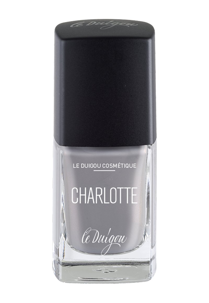 Grauer Nagellack in einer quadratischen Glasflasche mit einem schwarzmatten Deckel; auf der Vorderseite sind die Markennamen in weißer Schrift zu sehen.