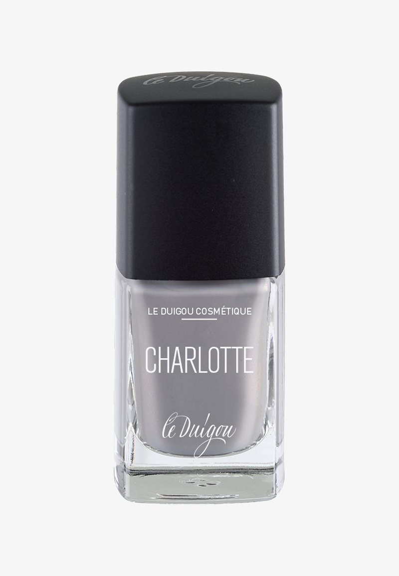 Grauer Nagellack in einer quadratischen Glasflasche mit einem schwarzmatten Deckel; auf der Vorderseite sind die Markennamen in weißer Schrift zu sehen.