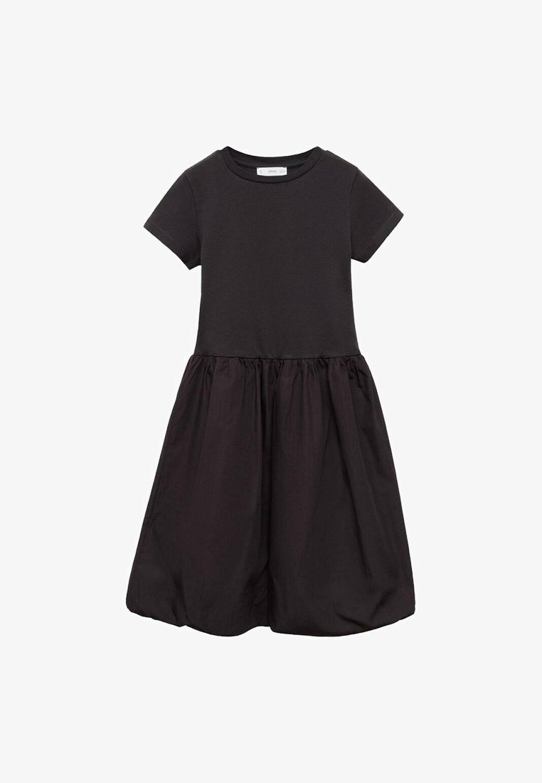 Crna haljina s kratkim rukavima, okruglim izrezom, uskim krojem i lepršavom, nabranom suknjom. Napravljena od glatkog, mekanog materijala.