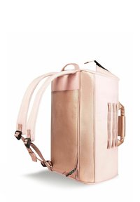 Sac à dos en rose gold avec un matériau texturé, une forme structurée, des bretelles rembourrées, une poignée supérieure et des sangles sur les côtés pour un espace de rangement supplémentaire.
