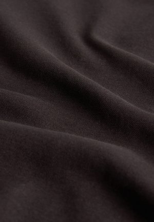 Schwarzer Stoff mit glatter Textur, der eine leicht reflektierende Oberfläche und subtile Dehnbarkeit aufweist und sich in sanften Falten legt.