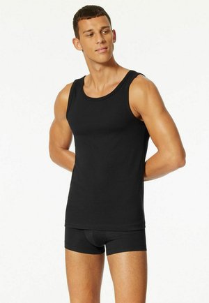 Schwarzes Tanktop aus glattem Baumwollstoff, mit klassischem Rundhalsausschnitt und ärmellosem Design, kombiniert mit passender schwarzer Unterwäsche.