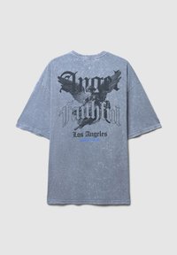T-shirt stonewashed grigio blu con testo gotico nero "Angel Faithful" e grafica di un angelo, con "Los Angeles" stampato sotto.
