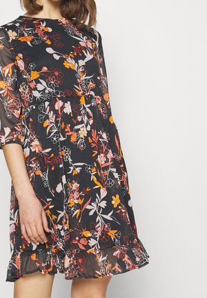 Robe fleurie en tissu léger, avec un fond noir orné de motifs floraux orange, rose et blanc, et un ourlet froncé.