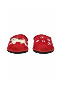 Des chaussons en feutre rouge présentent un design de chien blanc sur le chausson gauche et des motifs de pattes sur le droit, avec une semelle en caoutchouc noir.