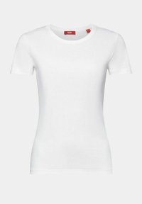 T-shirt bianco a maniche corte in cotone con scollatura rotonda. Texture liscia, design aderente e un'etichetta rossa del marchio sul collo.
