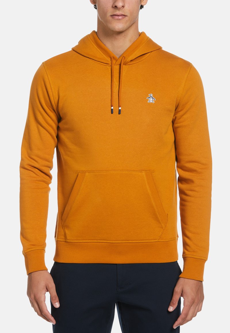 Hoodie orange fabriqué en un mélange de coton doux. Il présente une poche kangourou, des poignets côtelés et un petit logo de pingouin sur la poitrine.