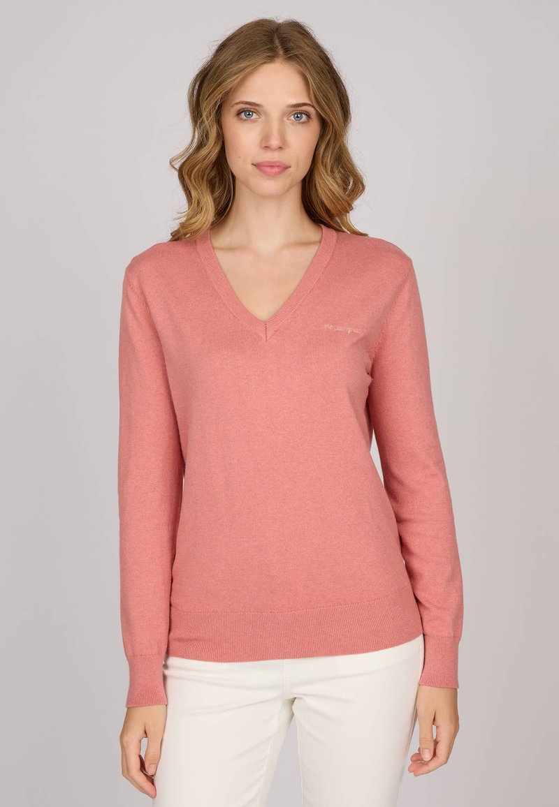 Pull en V de couleur rose tendre, fabriqué en tissu en maille fine. Manches longues avec des poignets côtelés, arborant un petit logo sur la poitrine.