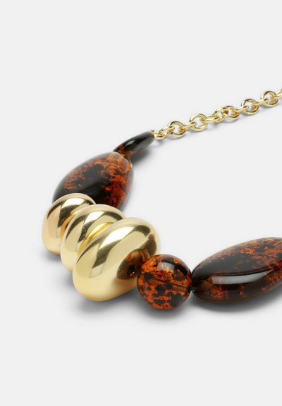 Goudkleurige en amberkleurige harsketting met ovale en druppelvormige elementen, gladde texturen en een sluiting van goudkleurige schakels.