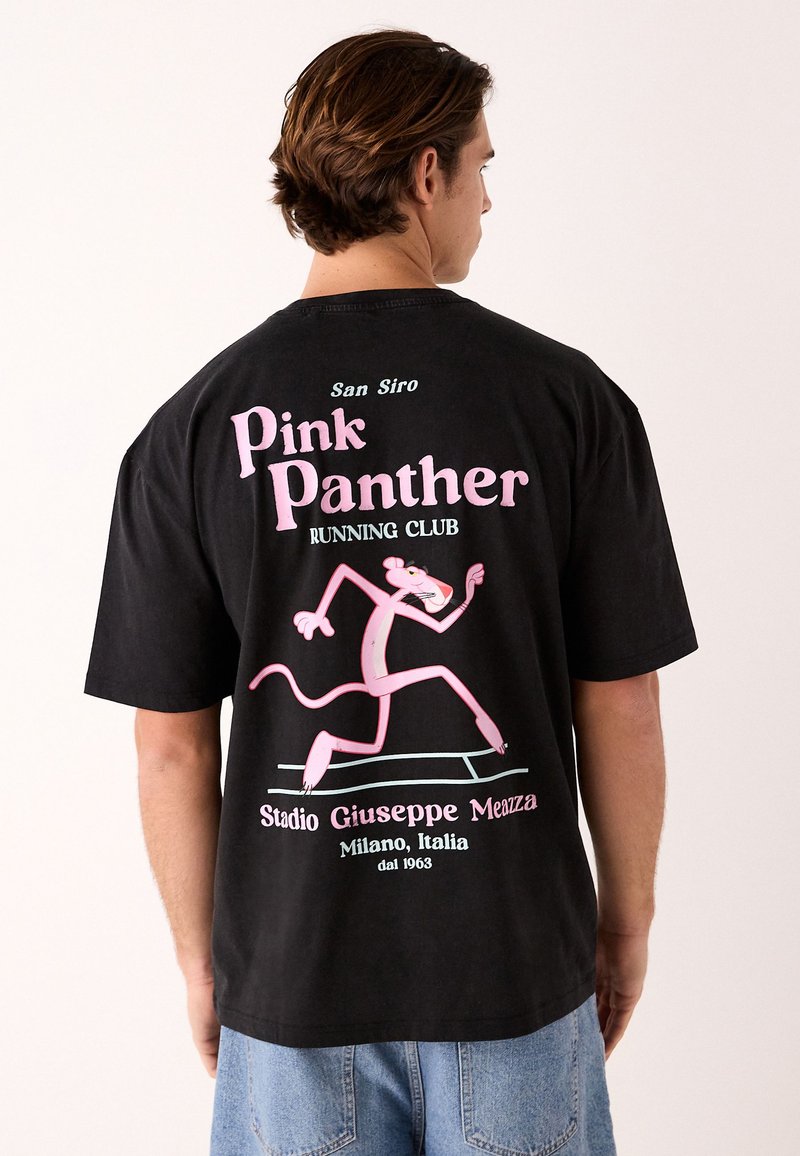 Črna bombažna majica s prikupnim rožnatim motivom Pink Panther, ki teče, z napisom "San Siro Pink Panther Running Club."