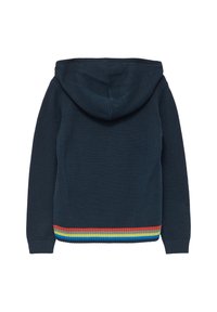 Donkerblauwe gebreide hoodie met een kleurrijke gestreepte onderrand in rood, geel en blauw. Inclusief een capuchon en geribde manchetten.