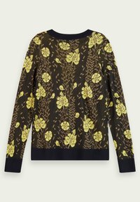 Suéter floral con fondo negro, que presenta flores amarillas y hojas verdes en un diseño texturizado. Puños y cuello acanalados en azul marino oscuro.