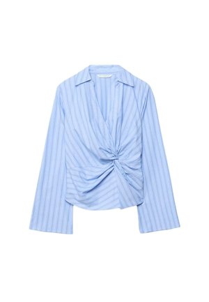 Hellblaue Langarmbluse mit vertikalen Streifen und gedrehtem Knoten vorne, mit Kragen und leicht ausgestellten Ärmeln.