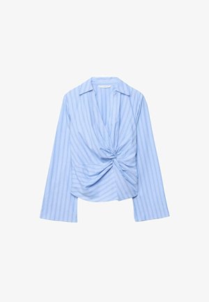 Světle modrá halenka s dlouhým rukávem, vertikálními pruhy a předním uzlem, vybavená límečkem a mírně zvonovými rukávy.