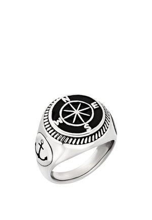 Anillo de plata con rosa de los vientos en la parte superior mostrando N, E, S, O y un símbolo de ancla en el lateral, diseño náutico.