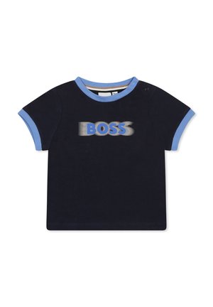 T-shirt in cotone blu scuro con maniche corte e dettagli azzurri. Presenta un audace logo "BOSS" in stampa blu sfumata sul davanti.