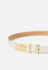 Cintura in pelle bianca con una fibbia geometrica in tono oro, texture liscia e diverse fori per la regolazione della misura.
