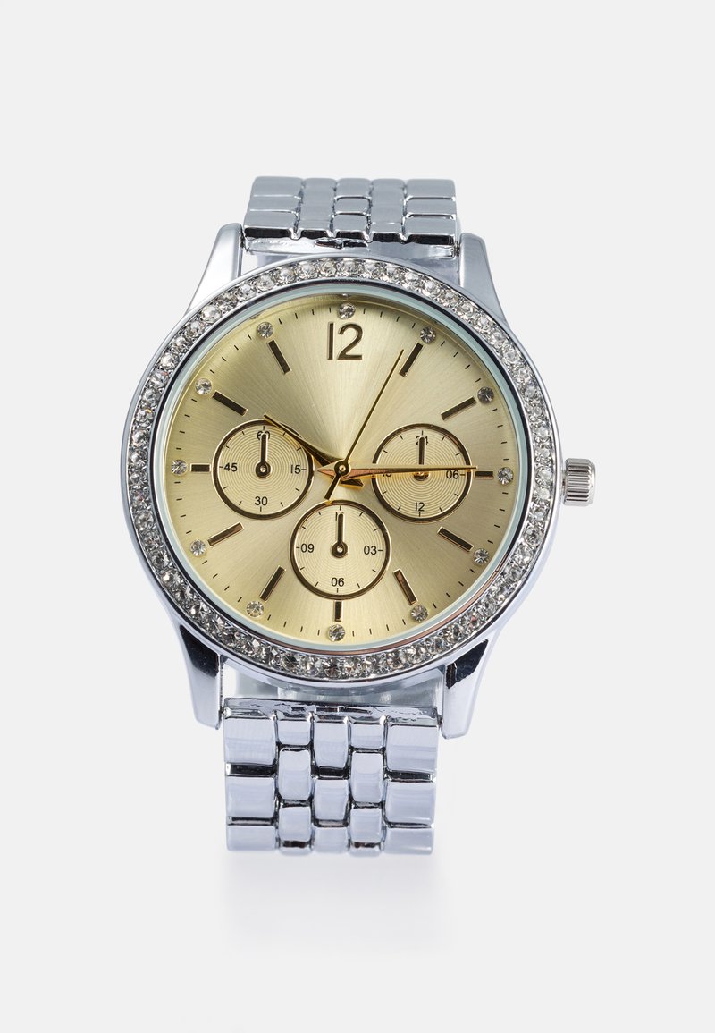 Stříbrné kovové hodinky se zlatým ciferníkem, třemi subciferníky a bezel s krystalovými akcenty. Vlastnosti zahrnují design propojeného náramku.
