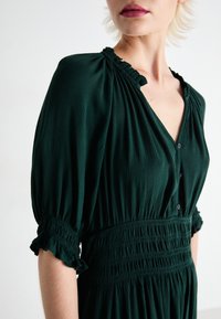 GAP ZEN NECK MIDI DRESS - Dnevna obleka - essex green