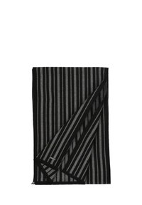 Strikket scarf med vertikale sorte og grå striber, blød tekstur, afsluttede kanter, med et lille dekorativt mærke i det ene hjørne.