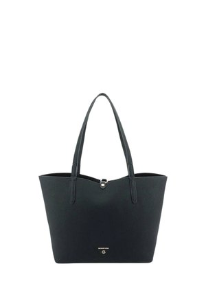 Borsa tote in pelle nera testurizzata con doppi manici e una piccola chiusura metallica vicino al centro superiore, con un logo discreto nella parte inferiore.