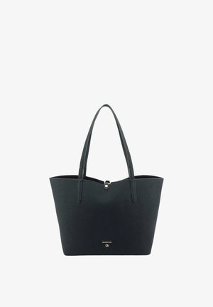 Zwarte getextureerde leren tote bag met dubbele handvatten en een kleine metalen sluiting vlak bij het midden bovenaan, met een subtiel logo onderaan.