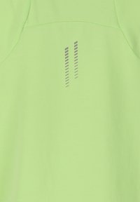 Ljus limegrön idrottströja med korta ärmar. Har en slät yta, rundad halsringning och reflekterande grå designaccent.