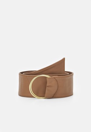 Ceinture en cuir marron avec une lanière large et une boucle double anneau dorée, enroulée sur un fond blanc.