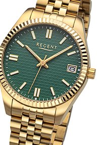 Montre-bracelet en métal doré avec un cadran texturé vert, des index horaires et une fenêtre de date. Elle présente une lunette texturée et un design de bracelet à maillons.