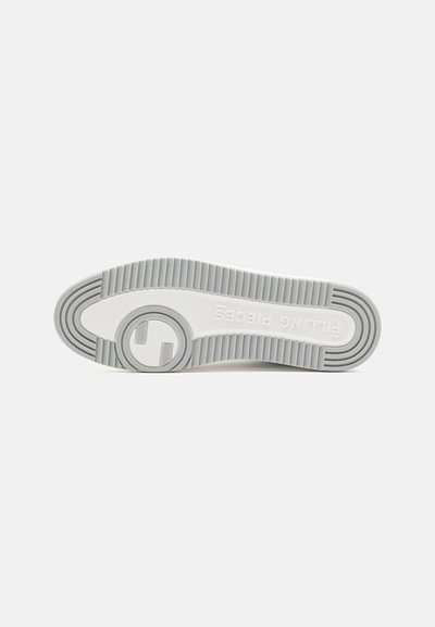 Semelle en caoutchouc blanche avec surface texturée, lignes courbes et détail de logo circulaire. Dispose de rainures pour une meilleure adhérence. Design propre et moderne.