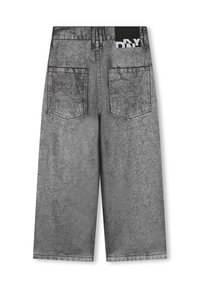 Shorts de mezclilla gris con un corte holgado, piernas rectas, dos bolsillos traseros y una etiqueta con logo negra en la cintura. Tejido texturizado con un patrón desteñido.