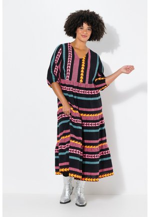 Robe maxi noire surdimensionnée avec des motifs géométriques vibrants en rose, orange et turquoise. Comprend un col en V et des manches trois-quarts.