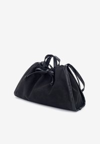 Sac à main noir souple avec fermeture à cordon et poignées courtes, présentant une forme triangulaire décontractée et des détails de garniture en cuir.