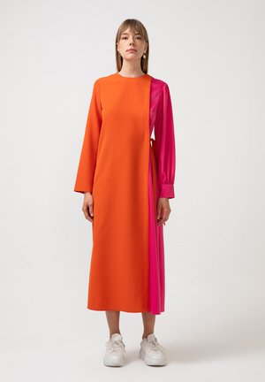 Rochie lungă cu panouri vibrante de portocalie și roz, cu mâneci lungi și o croială lejeră. Confecționată dintr-un material neted, strânsă în talie cu un cordon.