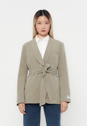 IZZY BELTED PINSTRIPE  - Blazer - beige