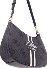 Borsa a spalla nera in tela con motivo logo e strisce bianche. Presenta una forma curvata, una tracolla regolabile e dettagli in hardware dorato.