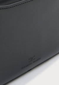 Μαύρη δερμάτινη τσάντα χειρός με ανάγλυφο λογότυπο "ELISABETTA FRANCHI", με ομαλή υφή και μίνιμαλ σχεδιασμό με λεπτομέρειες διακριτικών ραφών.